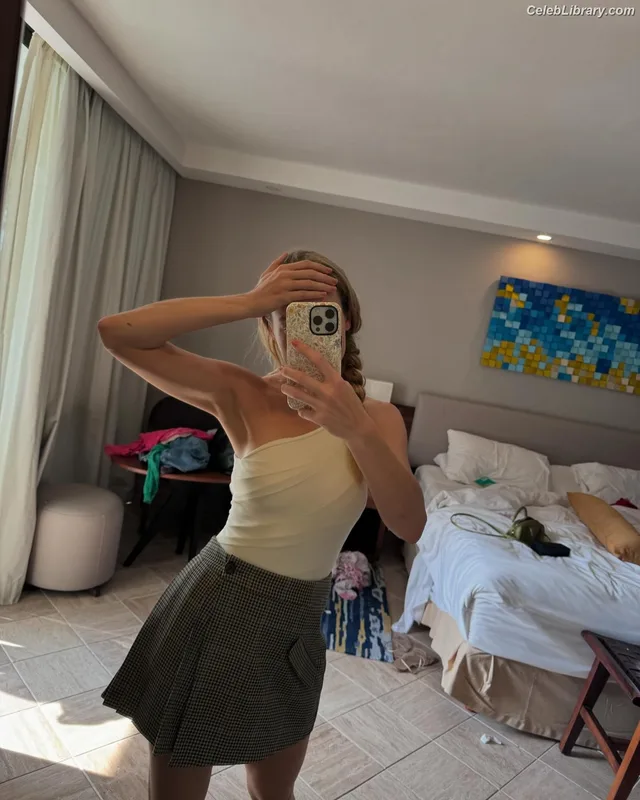 Brie Larson photo 1 of 1086