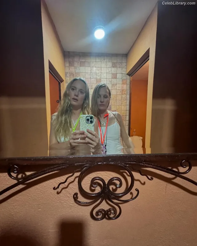 Brie Larson photo 2 of 1086