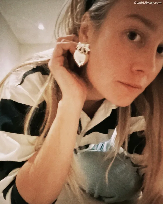 Brie Larson photo 3 of 1086