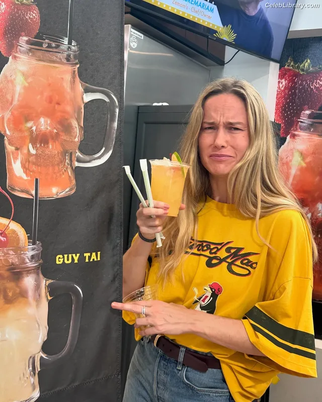 Brie Larson photo 4 of 1086