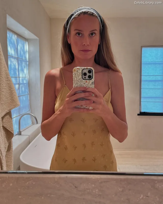 Brie Larson photo 7 of 1086
