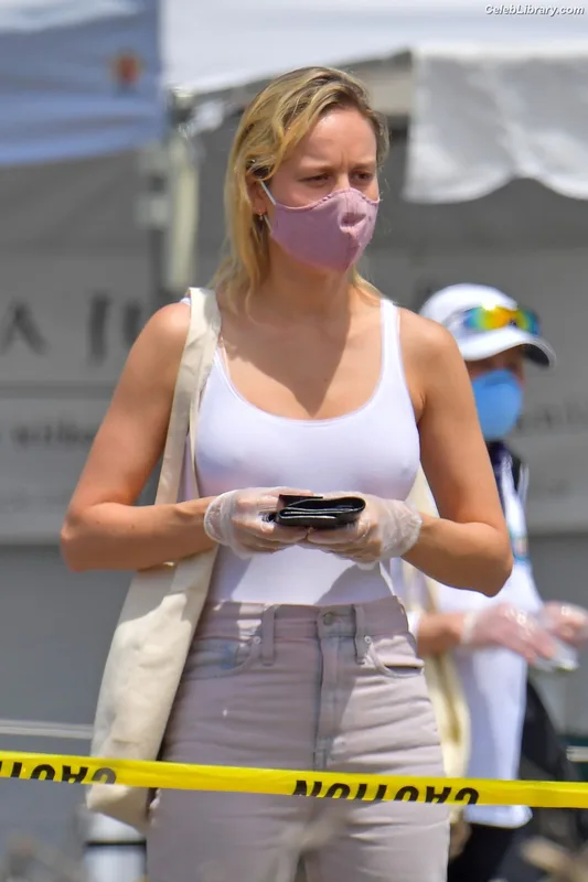 Brie Larson photo 24 of 1086