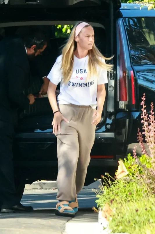 Brie Larson photo 17 of 1086