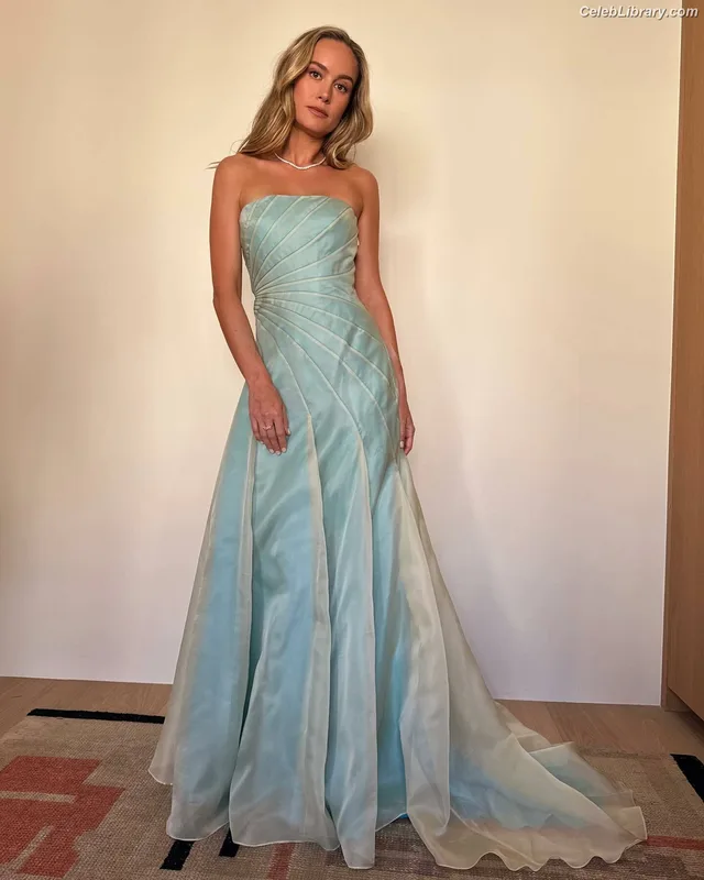 Brie Larson photo 2 of 1086
