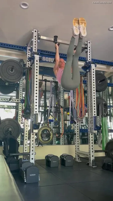 Brie Larson photo 16 of 1086