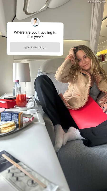 Brie Larson photo 18 of 1086