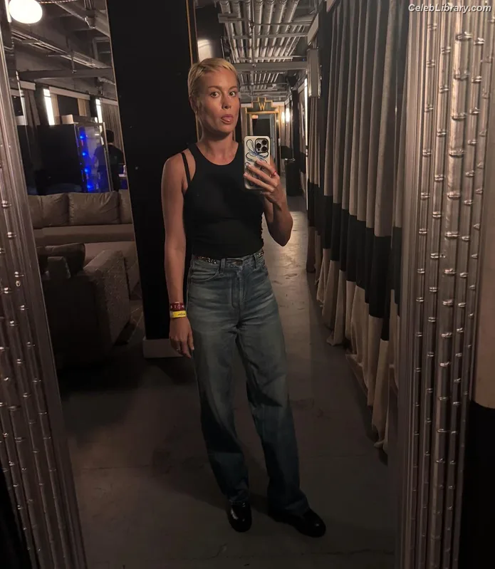 Brie Larson photo 20 of 1086