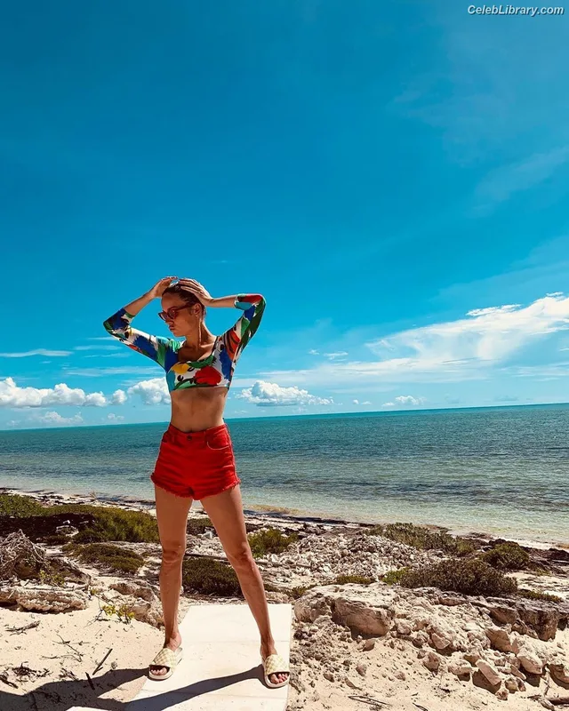 Brie Larson photo 3 of 1086