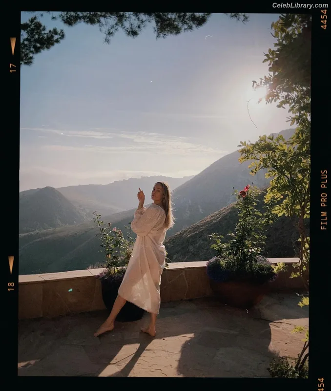 Brie Larson photo 7 of 1086
