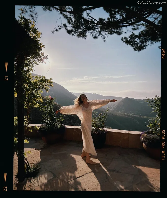Brie Larson photo 8 of 1086