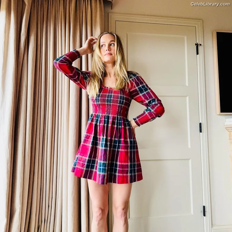 Brie Larson photo 12 of 1086