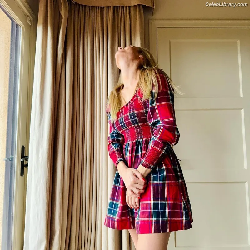 Brie Larson photo 13 of 1086