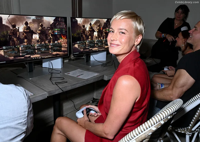Brie Larson photo 19 of 1086