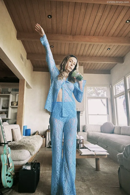Brie Larson photo 2 of 1086
