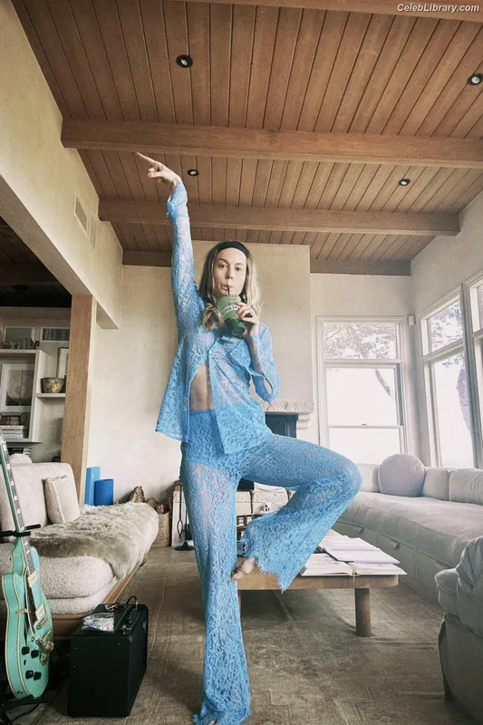Brie Larson photo 3 of 1086