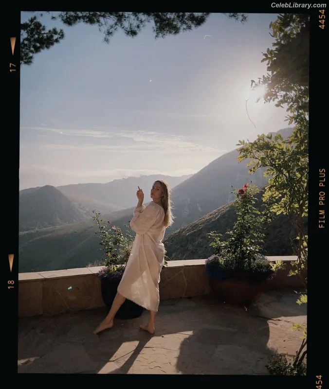 Brie Larson photo 13 of 1086