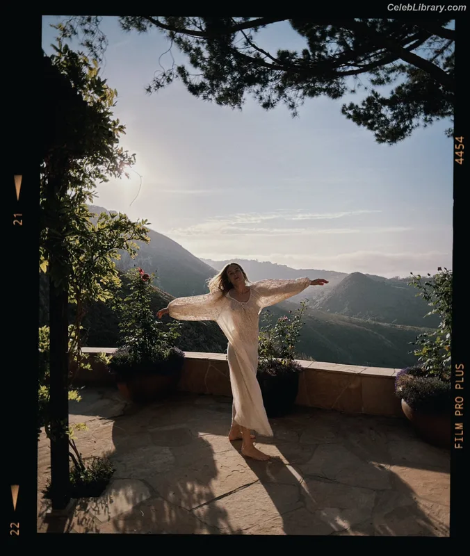 Brie Larson photo 14 of 1086