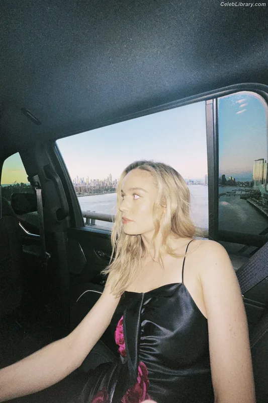Brie Larson photo 22 of 1086