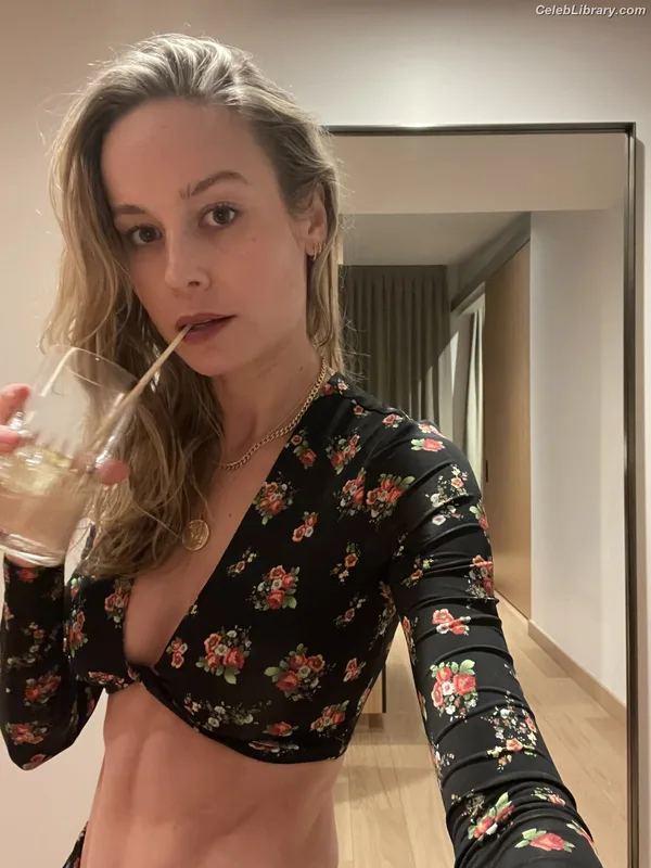 Brie Larson photo 8 of 1086