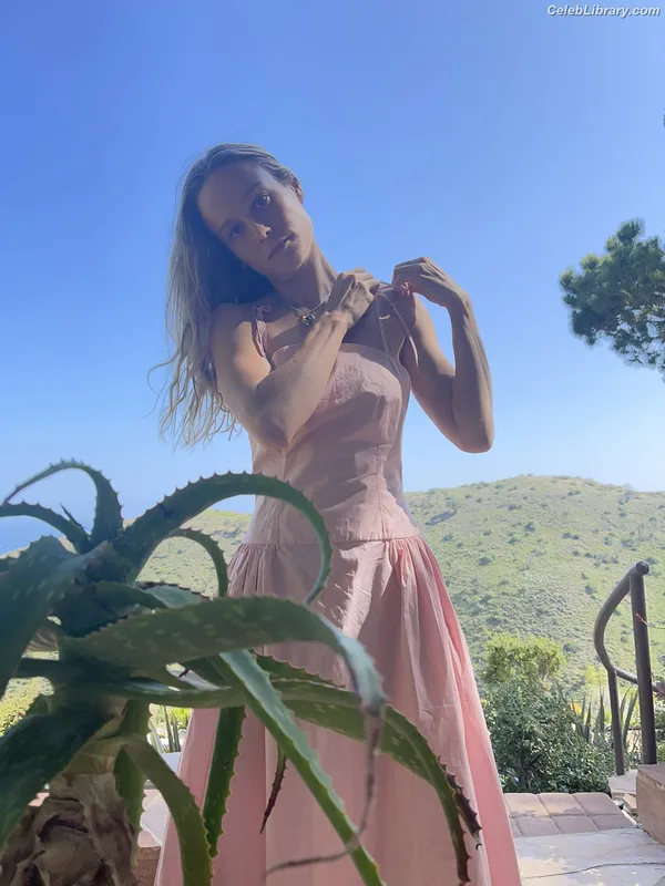 Brie Larson photo 12 of 1086