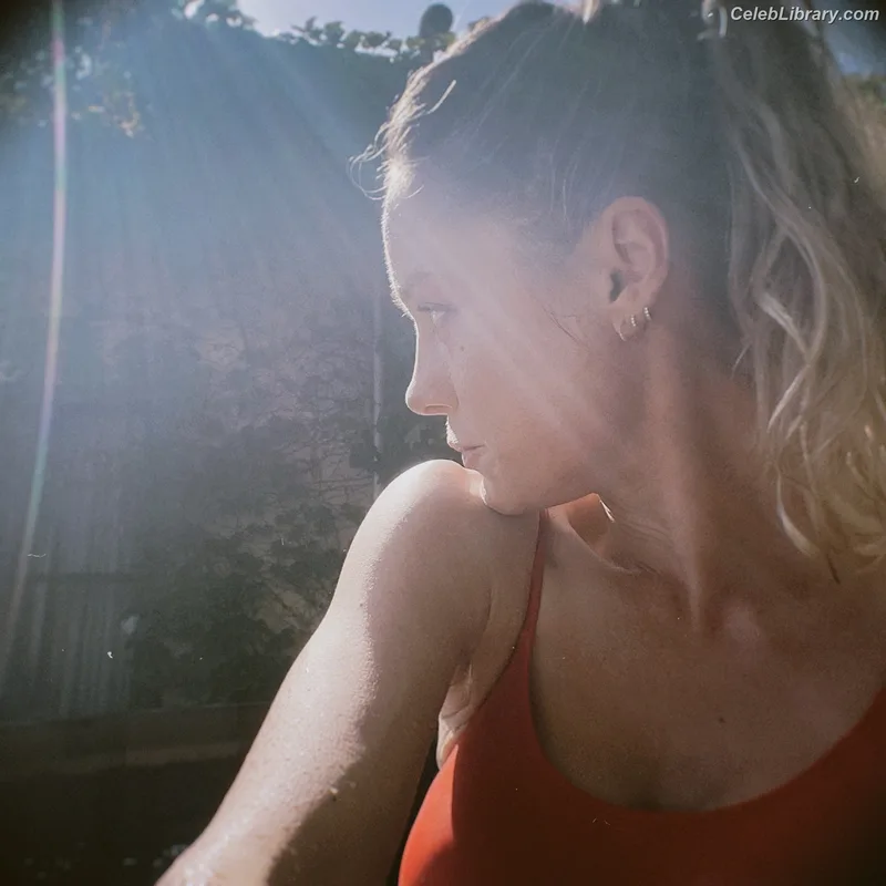 Brie Larson photo 15 of 1086