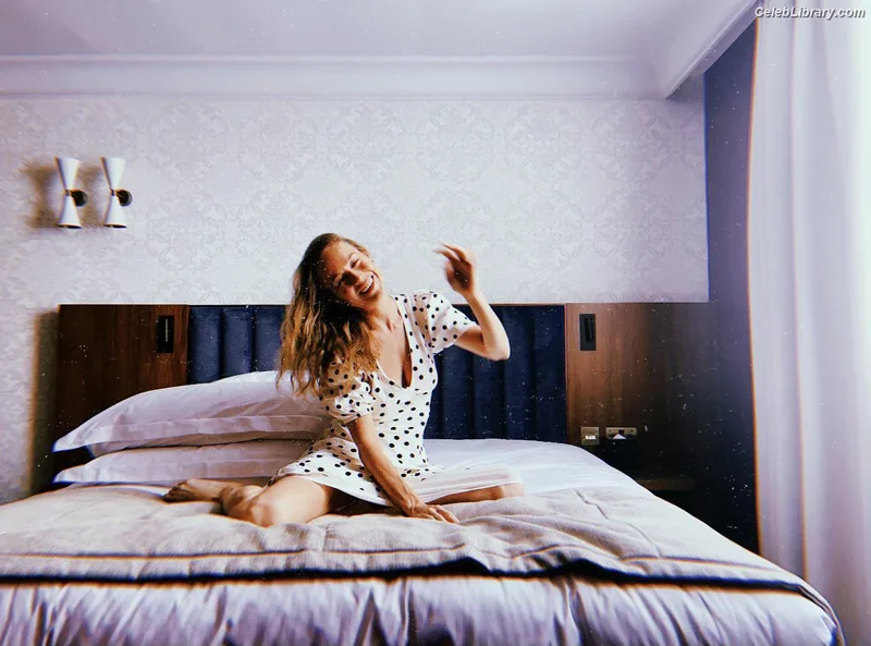 Brie Larson photo 2 of 1086