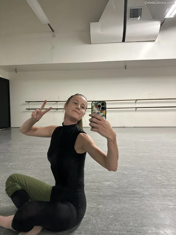 Brie Larson photo 17 of 1086