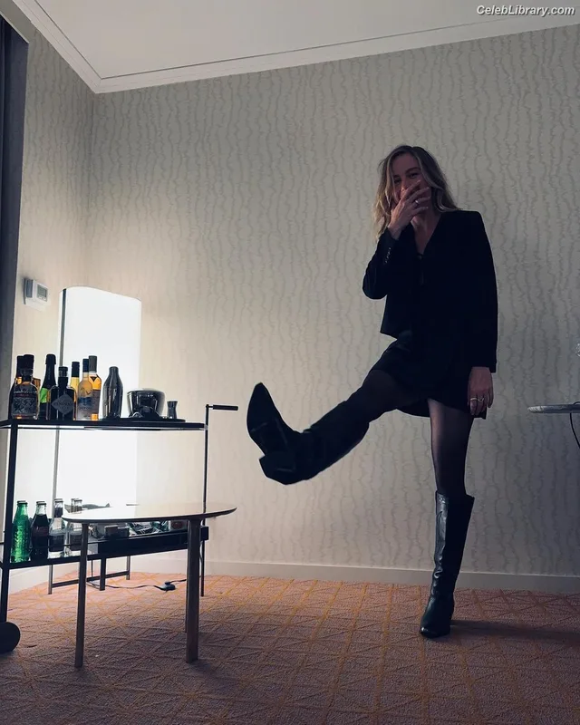 Brie Larson photo 20 of 1086