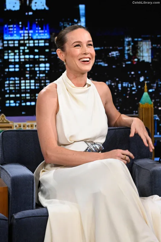 Brie Larson photo 3 of 1086