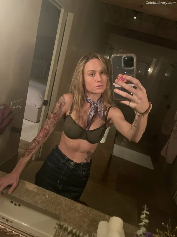 Brie Larson photo 13 of 1086