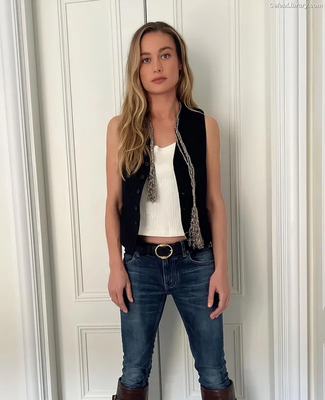 Brie Larson photo 11 of 1086