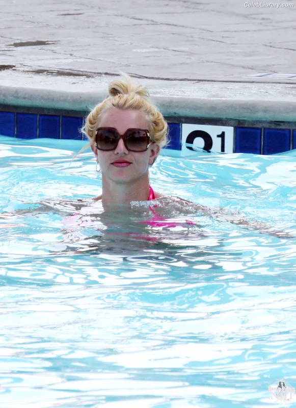 Britney Spears photo 12 of 1689
