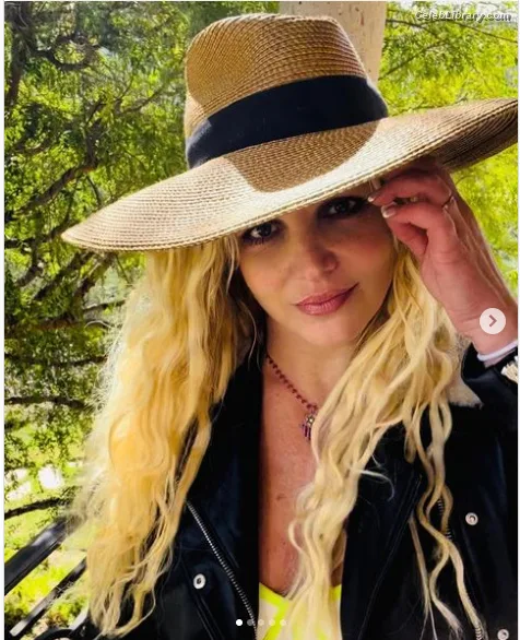 Britney Spears photo 2 of 1689