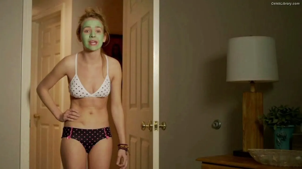 Britt Robertson photo 10 of 64