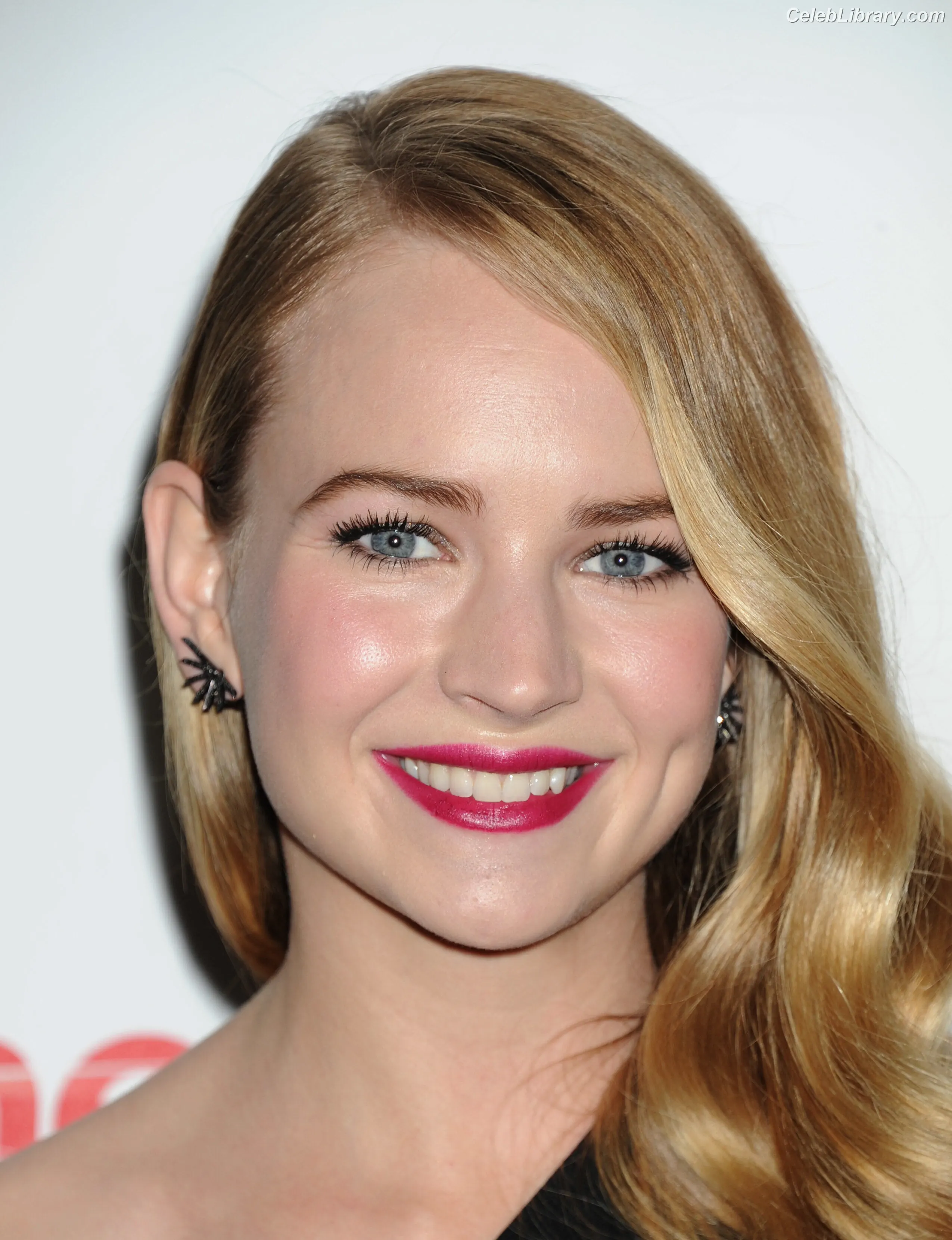 Britt Robertson photo 9 of 64