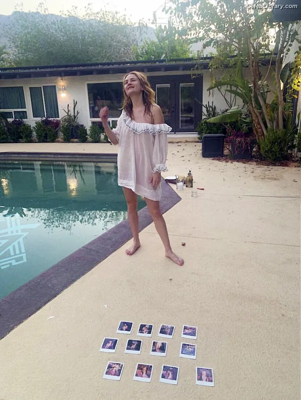 Britt Robertson photo 2 of 65