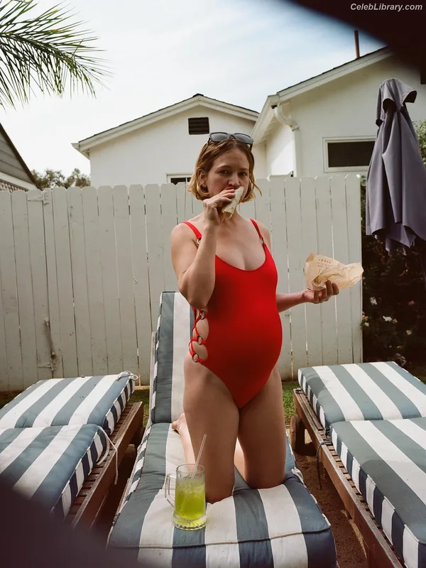 Britt Robertson photo 9 of 65