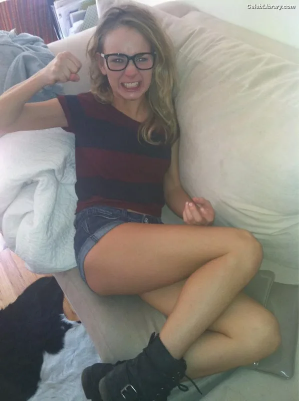 Britt Robertson photo 20 of 65