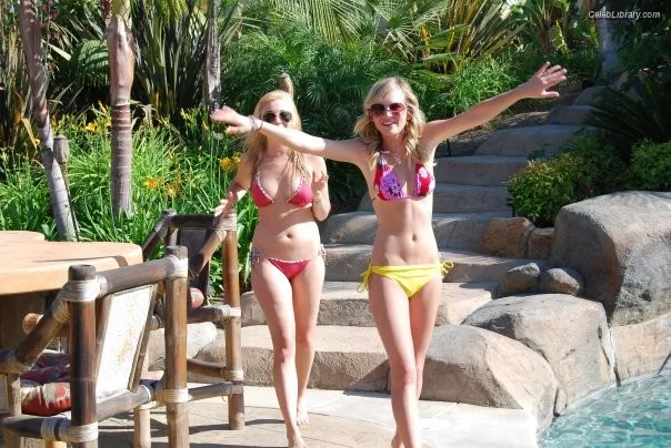 Britt Robertson photo 22 of 65