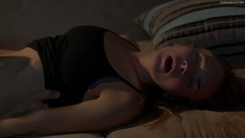 Britt Robertson photo 23 of 65