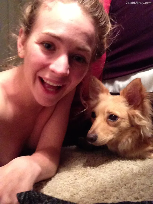 Britt Robertson photo 7 of 65