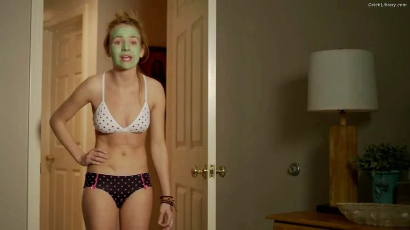 Britt Robertson photo 10 of 65