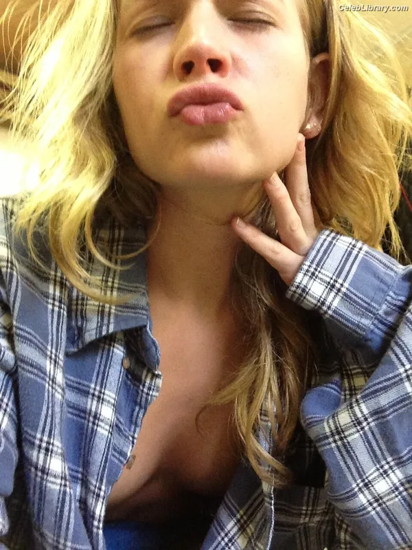 Britt Robertson photo 11 of 65