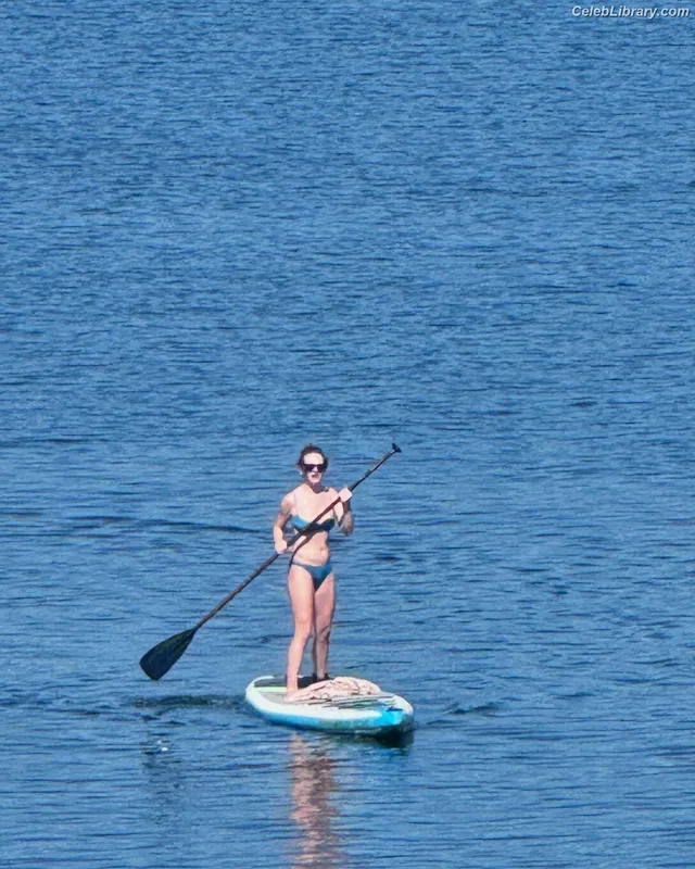 Britt Robertson photo 2 of 65