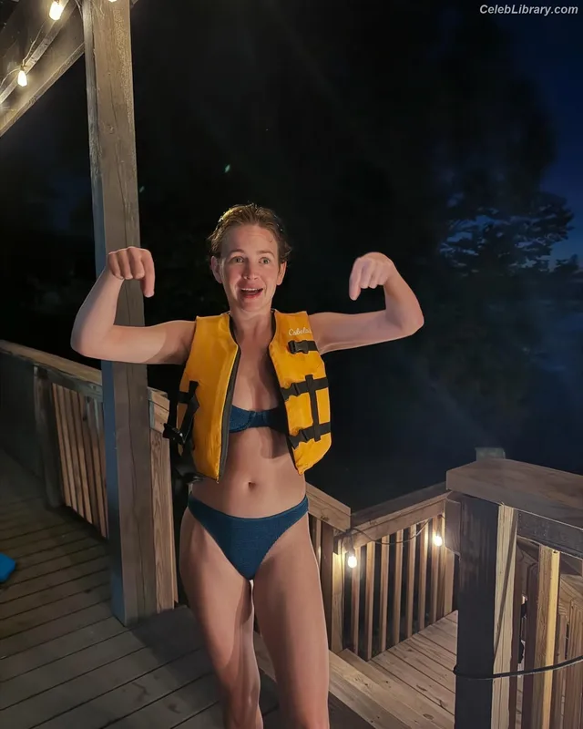 Britt Robertson photo 3 of 65