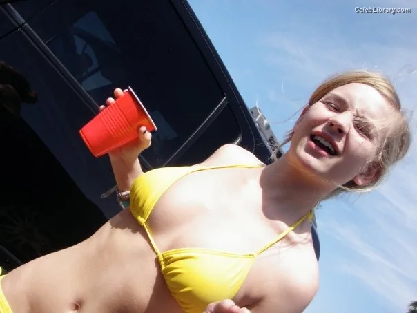Britt Robertson photo 5 of 65