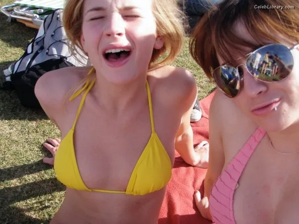 Britt Robertson photo 6 of 65
