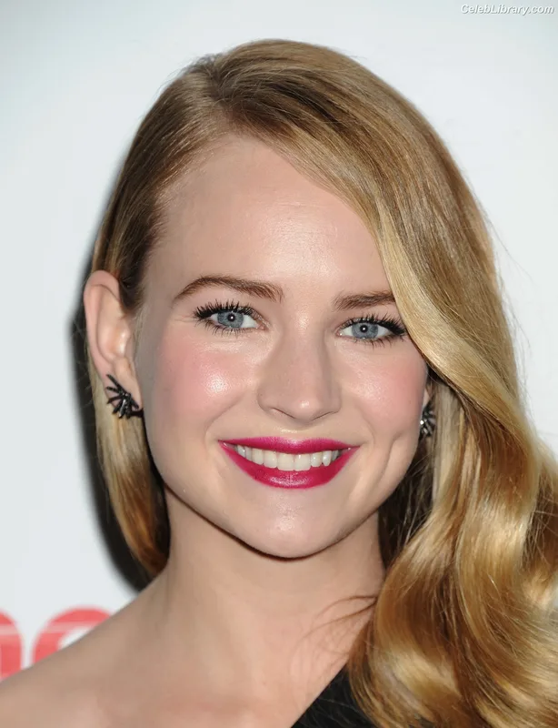 Britt Robertson photo 9 of 65
