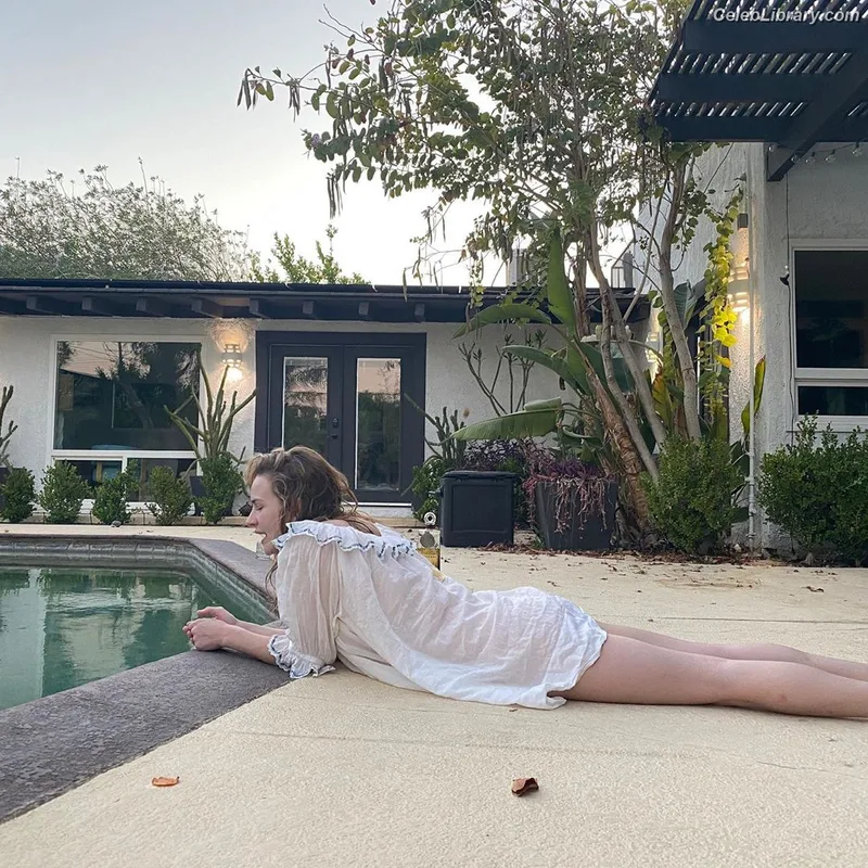 Britt Robertson photo 16 of 65