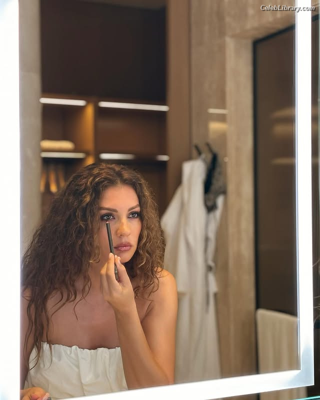 Burcu Özberk photo 5 of 93